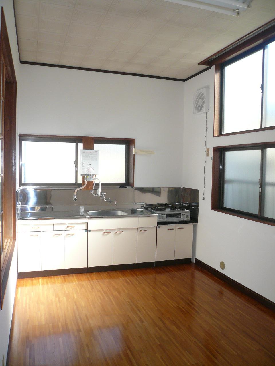 Kitchen. Second floor LDK. High ceilings. There is a feeling of opening.