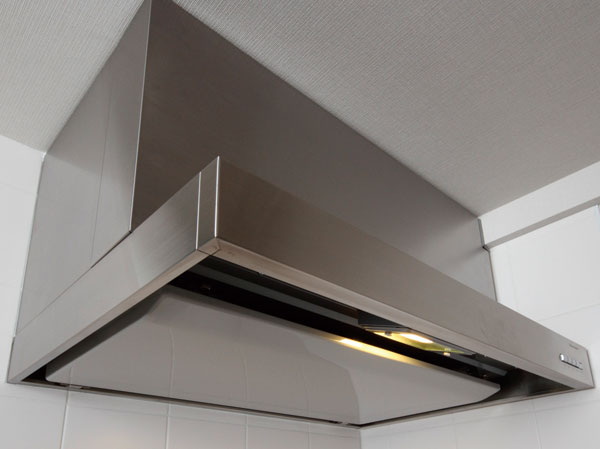 Kitchen.  [Stainless steel range hood] Adopt a rectification Backed stainless range hood to increase the intake efficiency. Strong discharge the smoke and smell, Keep the kitchen environment comfortable.