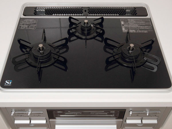 Kitchen.  [Safety stove with a temperature control function] The installed sensors in all of the burner portion is automatic fire extinguishing senses the scorching of the pot at an early stage with "Si sensor".  ※ Except grill section.