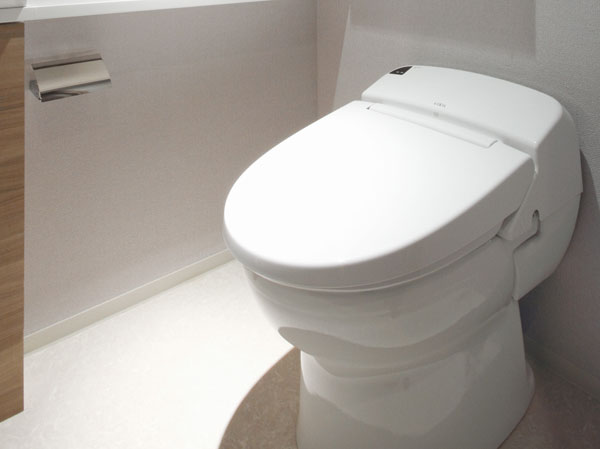 Bathing-wash room.  [Tankless toilet] It looks to have adopted the clean and beautiful compact design toilet at a low silhouette.