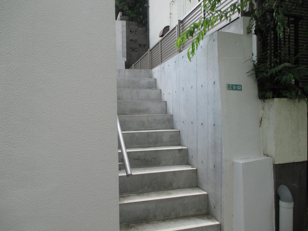 Local photos, including front road. Entrance from the east side of the green road is safe with a new retaining wall construction (August 2013 shooting)