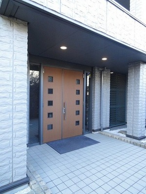 Entrance. Auto with lock