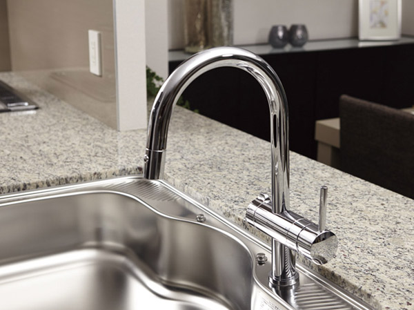 Kitchen.  [Single lever mixing faucet] A certain reputation in the design and functionality of both, Germany ・ It has adopted a Grohe Co. faucet.  ※ Facilities photo posted below, Etype model room. Including the part paid option (application deadline Yes).