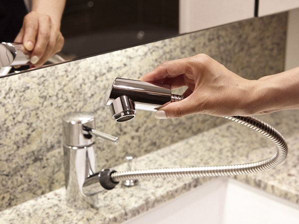Bathing-wash room.  [Single lever mixing faucet] Single lever mixing faucet of sharp design. If you pulled out the nozzle, Cleaning also smoothly.