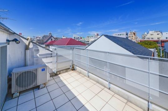 Balcony. The third floor roof balcony It is the earliest likely drying of laundry.