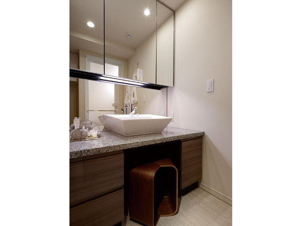 Bathing-wash room.  [Powder Room] Natural granite countertops and negative ion cross, Wash room to produce a luxury space. With storage mirror and head pullout faucet, etc., A specification that were considered to ease the day-to-day usability and care.