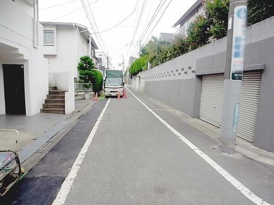 Local land photo. Southwest side 5.4m public road. It will be on one side traffic.