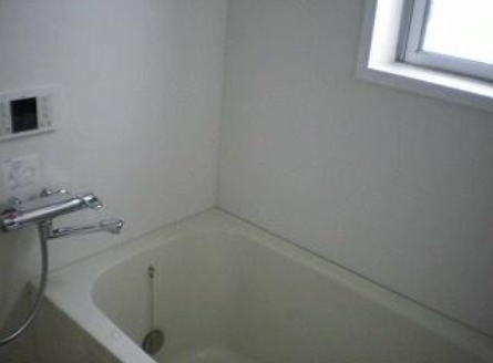 Bath. With ventilated window