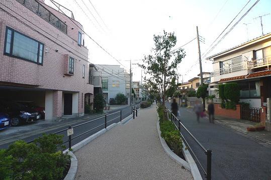Local photos, including front road. Honchi front road. It is open-minded atmosphere as facing the MidoriYutaka road a total of about 11.5m width by using two roads and green road width employees about 3.5m of width about 4m. 