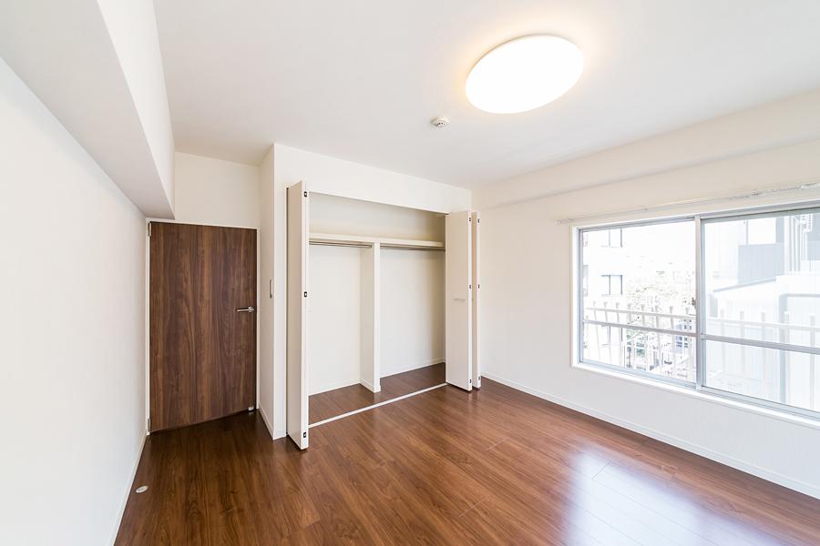 Non-living room. Western-style closet is also large!