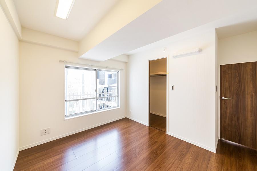 Non-living room. About 7 Pledge of Western-style in a walk-in closet