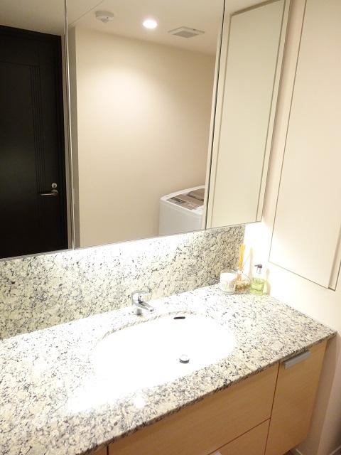 Wash basin, toilet. Indoor (12 May 2013) Shooting