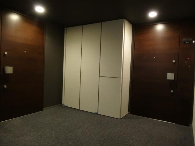 Entrance. Hotel-like inner corridor (December 2013) Shooting