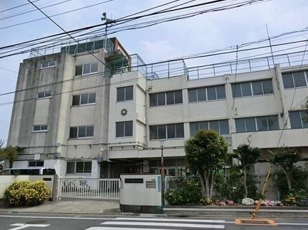 Junior high school. 740m to Meguro Ward ninth junior high school