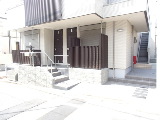 Entrance. Building approach