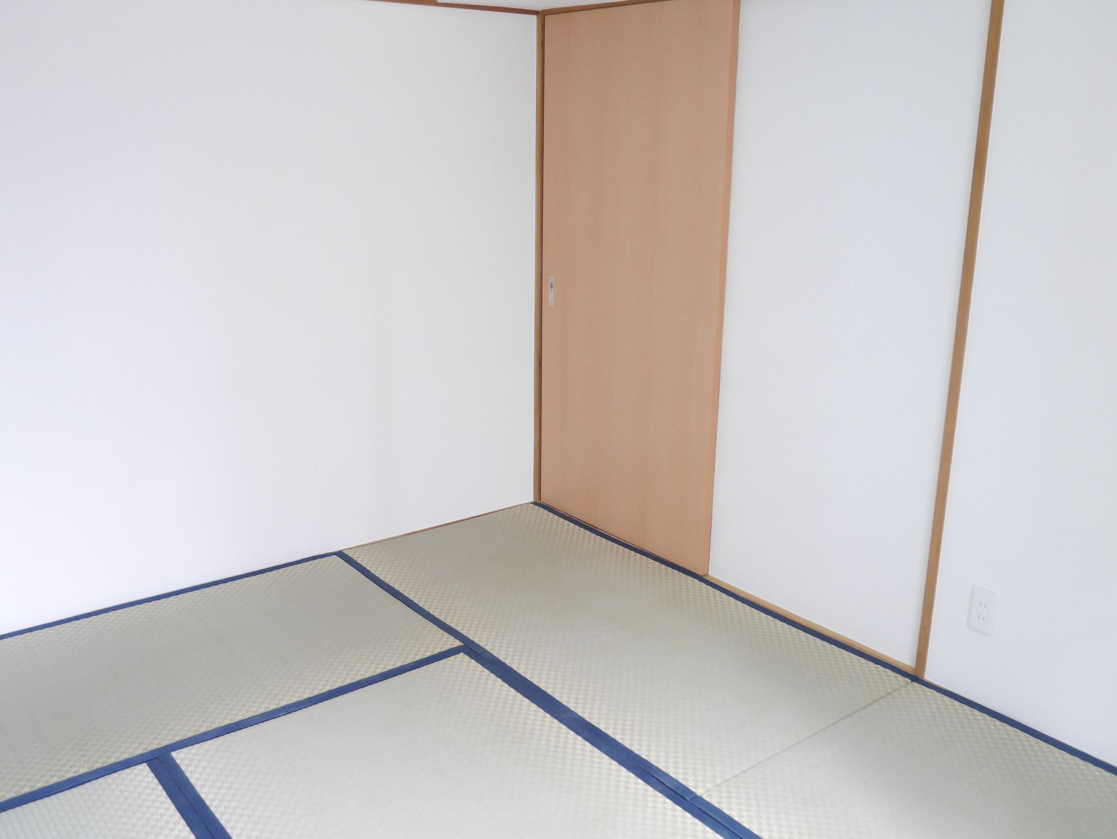 Living and room. It was taken from a different angle. Tatami is already re-covering. 