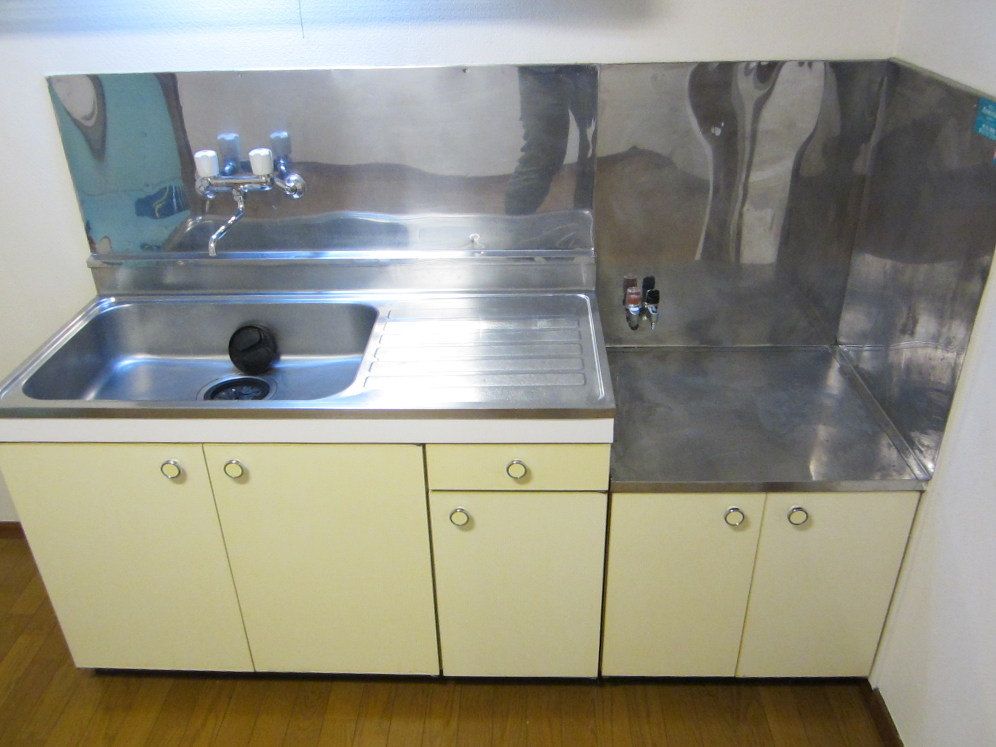 Kitchen. Sink also spread ・ There is also a firm worktop