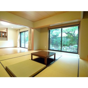 Living and room. First floor Japanese-style room (about 8 tatami mats): There is a removable digging your stand