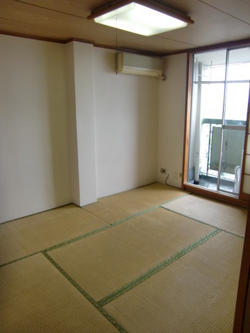 Living and room. Japanese-style room 6 tatami (straw matting and sort) closet storage Yes