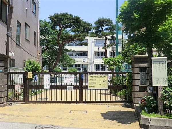 Primary school. 444m to Meguro Ward Komaba Elementary School