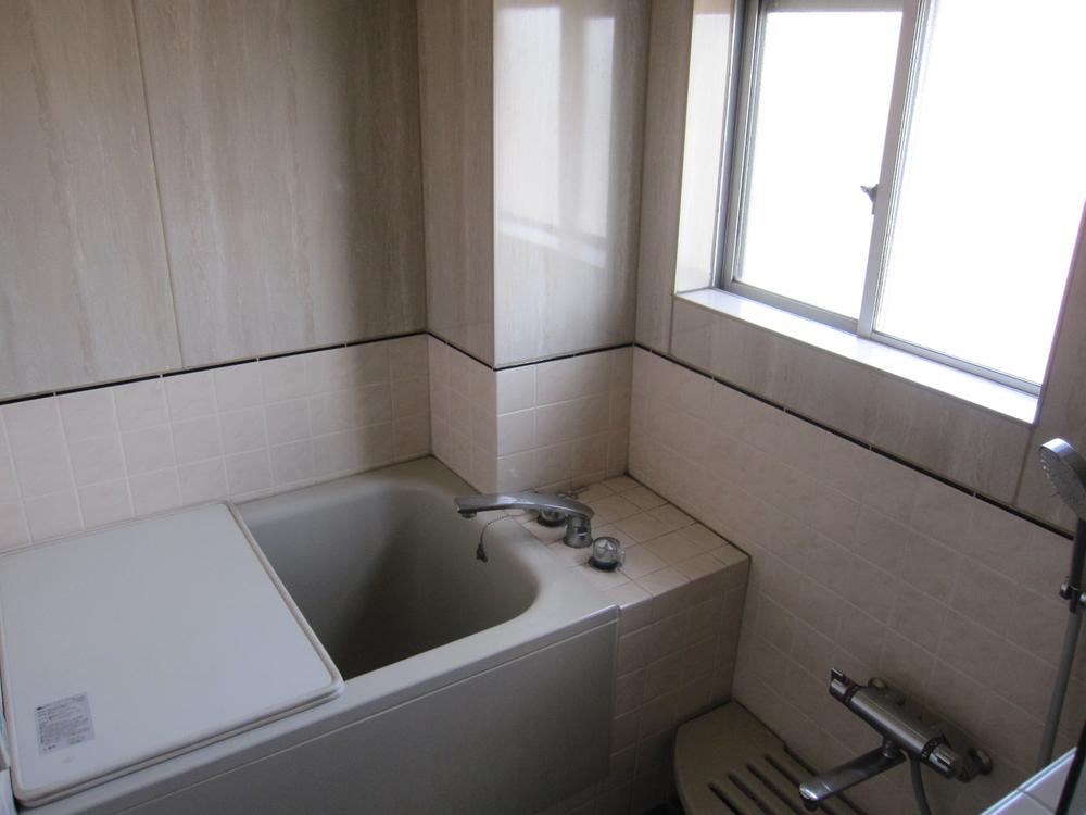 Bathroom. Open bathroom with large windows in the south-east-facing