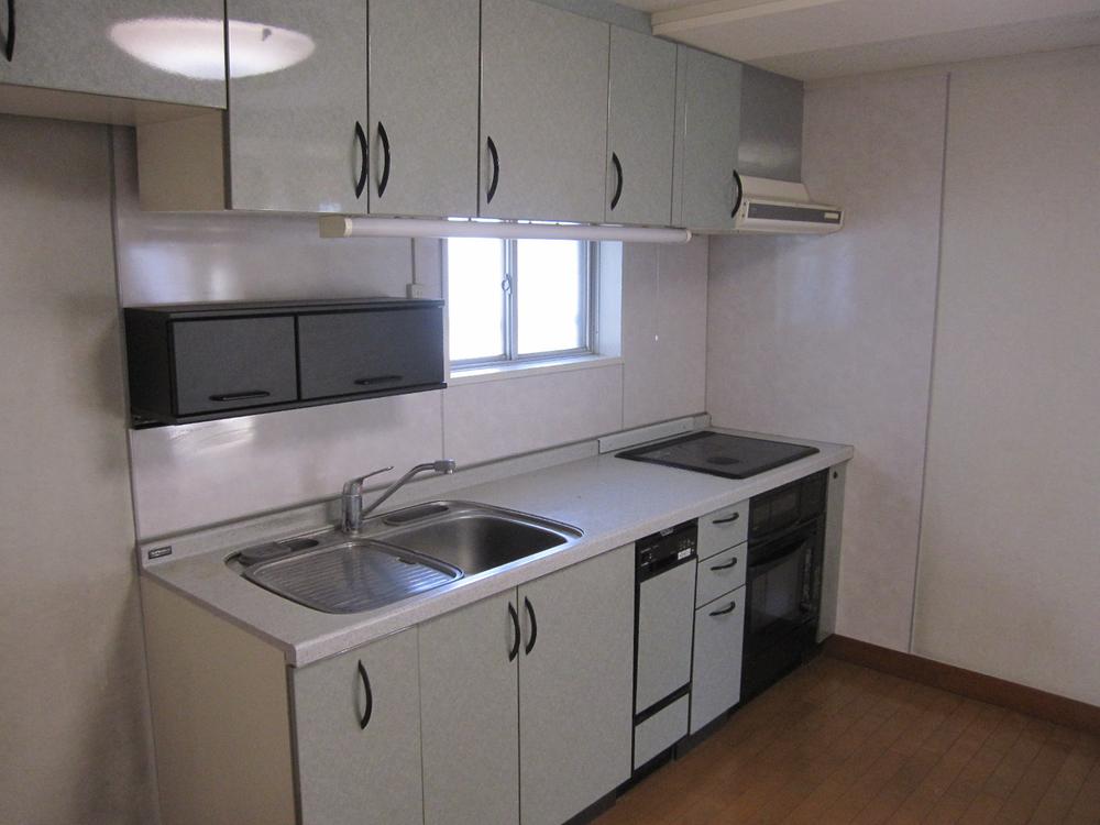 Kitchen. With window, IH stove ・ Dishwasher ・ Electronic Konbekku built-in system kitchen