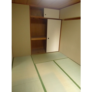 Living and room. Japanese-style room 6 tatami, closet ・ With upper closet