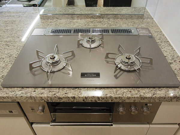Kitchen.  [Glass top 3-burner stove] A beautiful design, Also adopted a simple glass top stove care. Also it provides water without grill and temperature control function.  ※ Paid upgraded specification (application deadline Yes)
