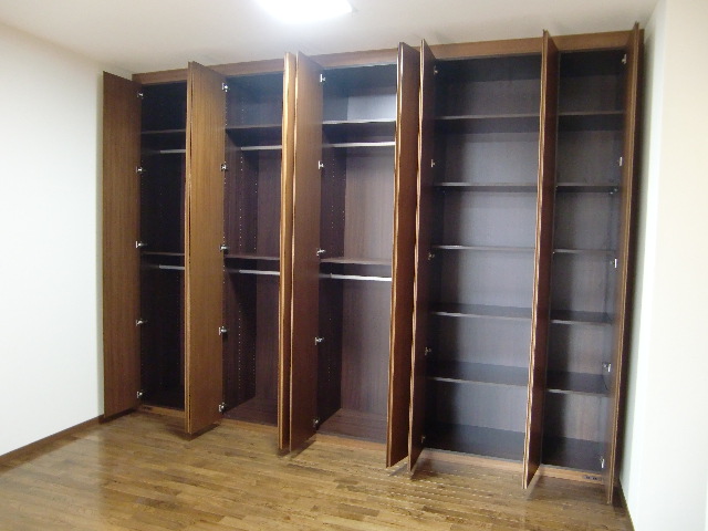 Receipt. High-grade storage and with a closet of the large capacity of up to ceiling