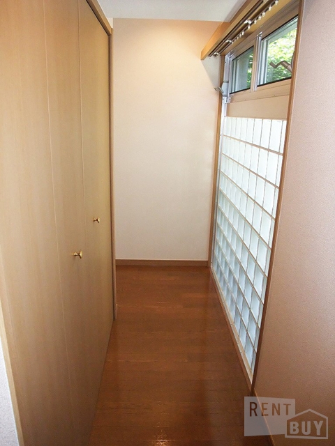 Entrance. Storage of the corridor