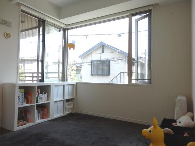 Non-living room. About 7 Pledge size of the room in which a corner sash to incorporate rich light in the wide Western-style