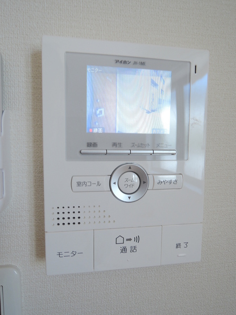 Security. Intercom with monitors that visitors can be seen at a glance