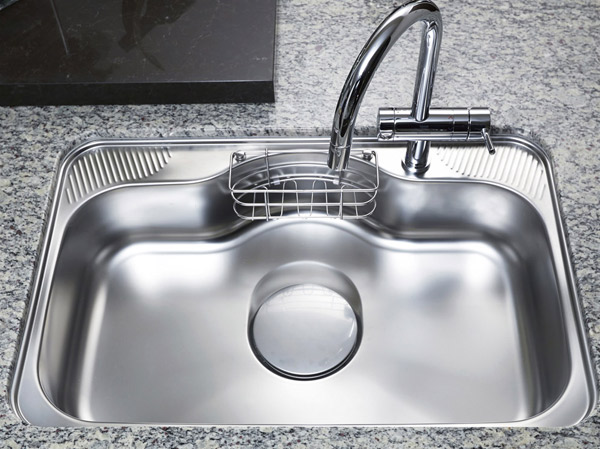 Kitchen.  [Wide sink of noise design] Adopt a sink of wide size. Quiet specification which has been subjected to special processing to sink back water to keep the I sound. It is with a convenient draining plate.