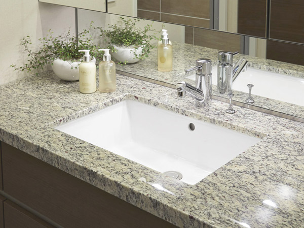 Bathing-wash room.  [Granite countertops] Natural granite finish sink counter that feeling of luxury. Quantity of water ・ Hot water temperature regulation has adopted a simple single lever mixing faucet.