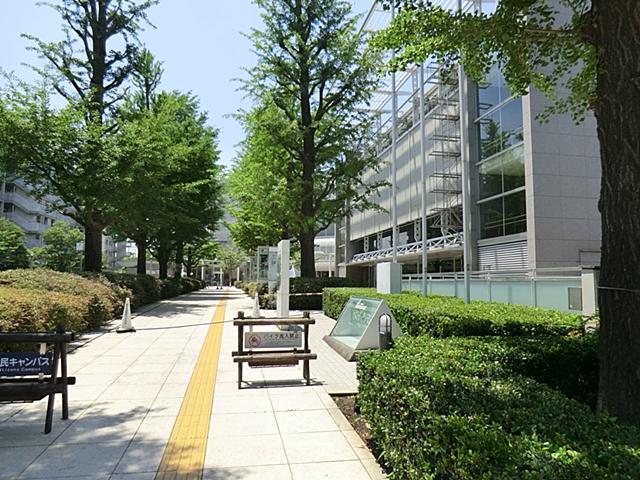 library. There is a central library adjacent to the 777m Meguro Kumin Campus Park to Meguro Ward Yakumo Central Library. Please try by all means put on your walk course in the stylish park.