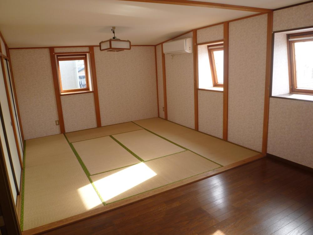 Non-living room. It is the living room of the third floor part. Japanese-style part and Western part is the wide space that led. In three-sided lighting is bright rooms.