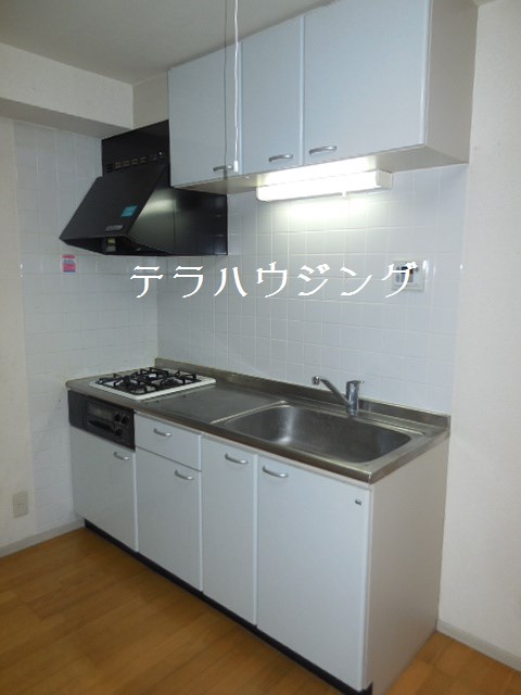 Kitchen. Plenty of storage in the system kitchen ☆ It is a quiet residential area ☆