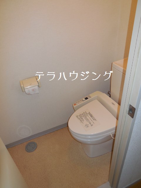 Toilet. Also has a bidet ☆ Water around renovated ☆