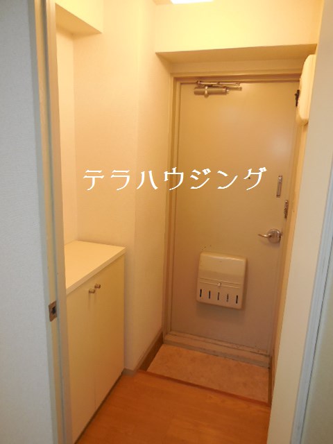 Entrance. There shoebox ☆ There is also a partition door of entrance and living room ☆
