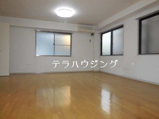 Living and room. Widely of reform already is a beautiful room ☆ Pets Allowed ☆