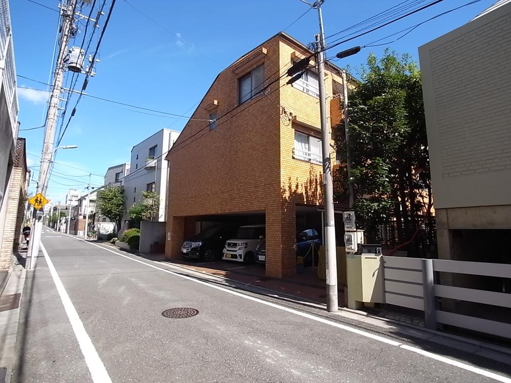 Local appearance photo. The south side is a good apartment sunny without a high building. Local (10 May 2013) Shooting