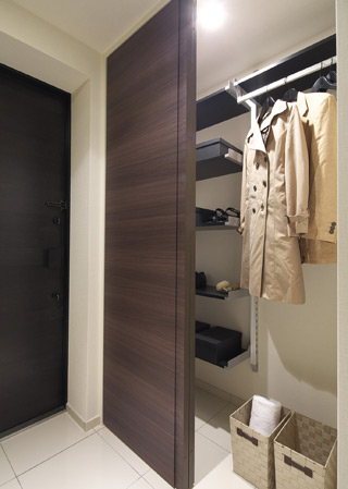 Interior.  [Front cloak] It offers a variety of storage space in accordance with the use of each space.