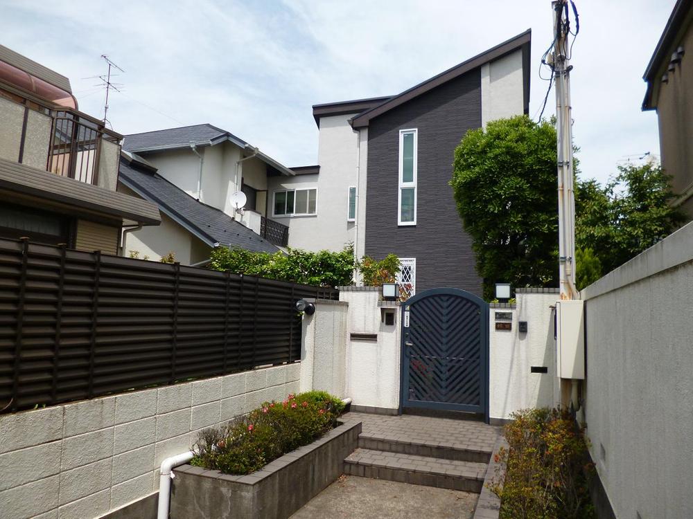 Local appearance photo. 2 family house of Obayashi Corporation and Sumitomo Forestry construction. Located in a quiet residential area of ​​Kakinokizaka.