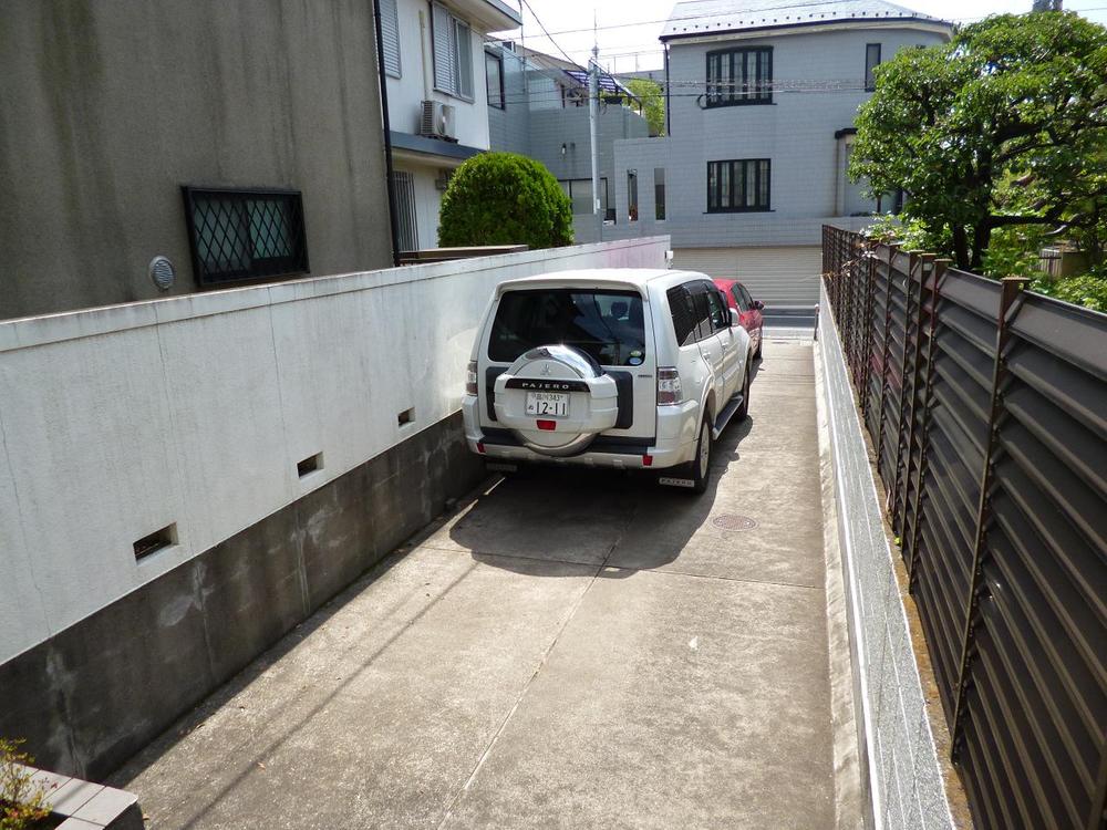 Local appearance photo. Large car three You can park. (3m × 18m) bicycle ・ You also can park bikes, etc..