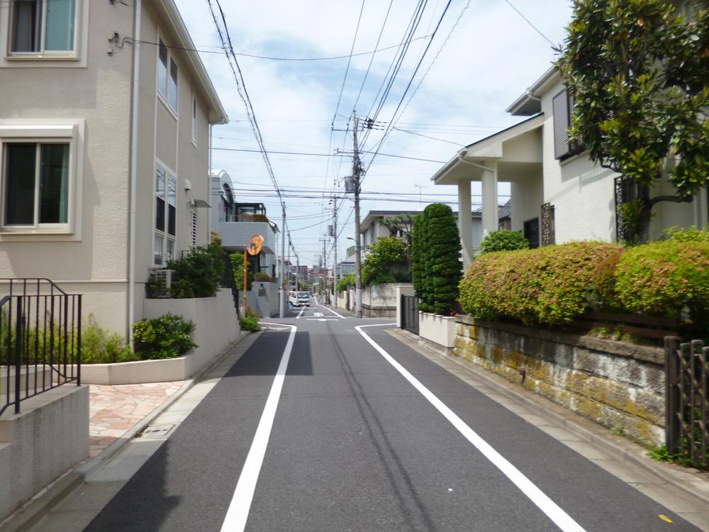 Local appearance photo. Front road is a public road of 5.4m. Clear of the road will spread in a quiet residential area.