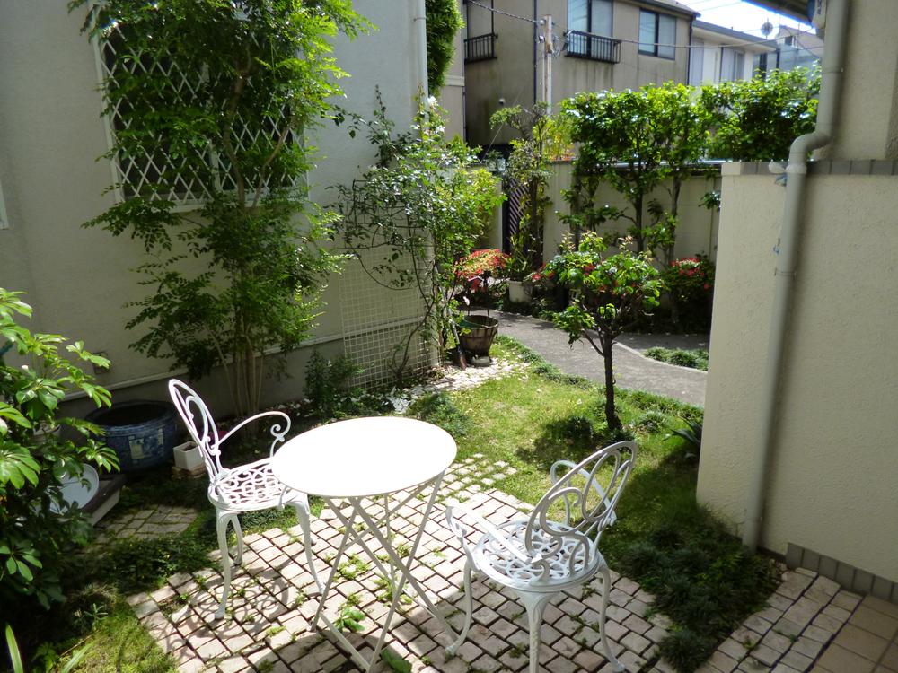 Garden. In the center of the land there is a space to relax without worrying about the public eye. Sunny.