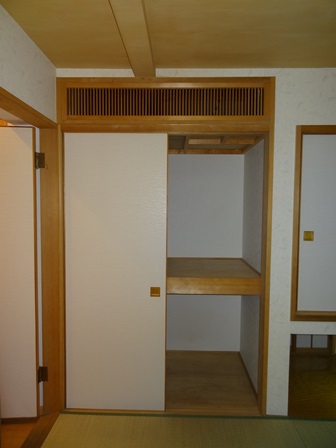 Receipt. Is a Japanese-style room of storage. 
