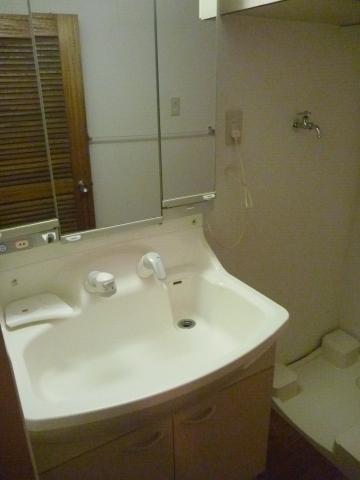 Wash basin, toilet. Yamato Corporation