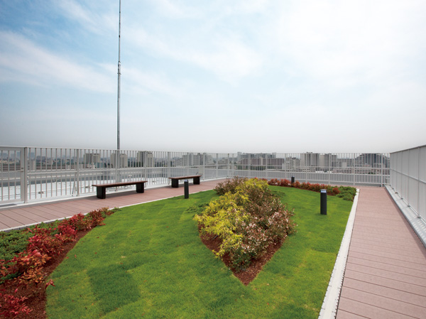 Shared facilities.  [Sky View Terrace] Enlightenment for the open and the moisture on the roof, Wood deck and Sky view terrace and produced in the green. (Use time ・ Restriction on the usage Yes. Please ask to the local clerk for more information)
