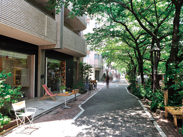 Surrounding environment. Trendy cafes and shops often Meguro River along the local neighborhood of the city skyline (about 1400m ・ 18-minute walk)